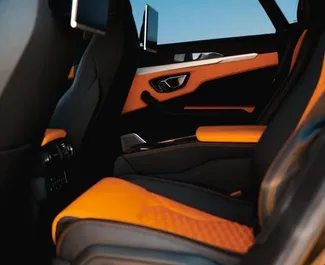 Interiøret til Lamborghini Urus til leie i De Forente Arabiske Emirater. En flott 5-seters bil med Automatisk-gir.