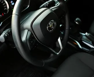 Toyota Corolla Sedan 2025 tilgængelig til leje i Dubai, med ubegrænset kilometertæller grænse.