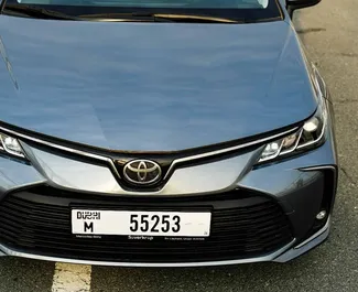 Interiør af Toyota Corolla Sedan til leje i De Forenede Arabiske Emirater. En fantastisk 5-sæders bil med en Automatisk transmission.