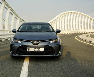 Frontvisning af en udlejnings Toyota Corolla Sedan i Dubai, De Forenede Arabiske Emirater ✓ Bil #13639. ✓ Automatisk TM ✓ 0 anmeldelser.