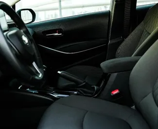Benzin 2,0L motor af Toyota Corolla Sedan 2025 til udlejning i Dubai.