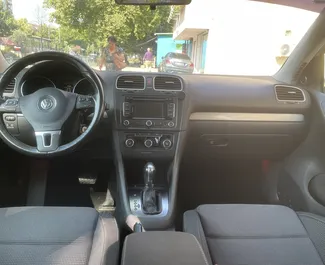 Volkswagen Golf 6 2013 vuokrattavissa Tiranassa, rajoittamaton kilometrin rajalla.