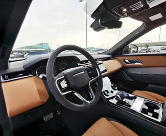 Land Rover Range Rover Velar salono nuoma JAE. Puikus 5 sėdimų vietų automobilis su Automatinis pavarų dėže.