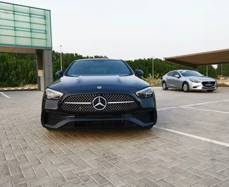 Interior de Mercedes-Benz C-Class para alquilar en los EAU. Un gran coche de 5 plazas con transmisión Automático.