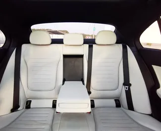 Mercedes-Benz C300 Cabrio 2023 tilgjengelig for leie i Dubai, med ubegrenset kilometergrense.