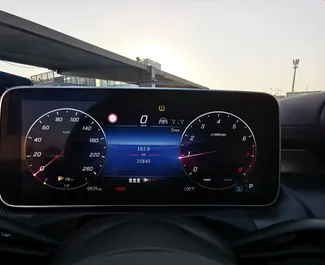 Interiøret til Mercedes-Benz C300 Cabrio til leie i De Forente Arabiske Emirater. En flott 5-seters bil med Automatisk-gir.