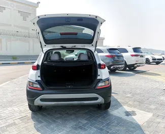 Vista frontal de un Hyundai Kona de alquiler en Dubai, EAU ✓ Coche n.º 13594. ✓ Automático TM ✓ 0 opiniones.