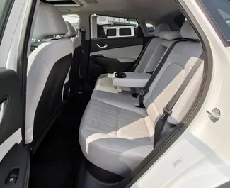 Alquiler de Hyundai Kona. Coche Confort, Cruce para alquilar en los EAU ✓ Depósito de 2500 AED ✓ opciones de seguro TPL.