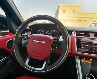 Interior de Land Rover Range Rover Sport para alquilar en los EAU. Un gran coche de 5 plazas con transmisión Automático.