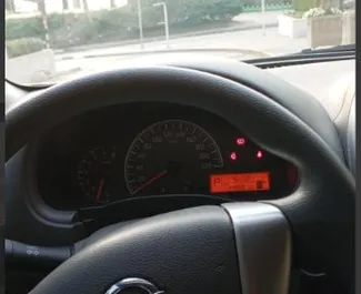 Framvy av en hyrbil Nissan Sunny i Dubai, Förenade Arabemiraten ✓ Bil #13676. ✓ Växellåda Automatisk TM ✓ 0 recensioner.