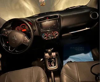 Frontvisning av en leiebil Mitsubishi Attrage i Dubai, De Forente Arabiske Emirater ✓ Bil #13925. ✓ Automatisk TM ✓ 0 anmeldelser.