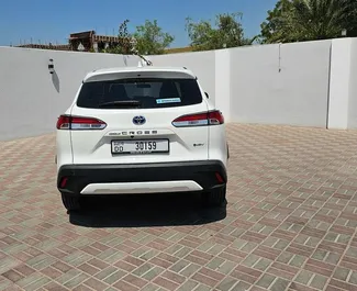 Biluthyrning av Toyota Corolla Cross 2025 i i Förenade Arabemiraten, med funktioner som ✓ Hybrid bränsle och 196 hästkrafter ➤ Från 67 AED per dag.