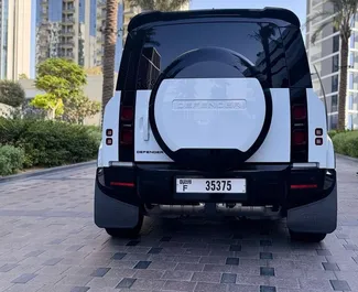 Land Rover Defender 2024 disponible para alquilar en Dubai, con límite de millaje de ilimitado.