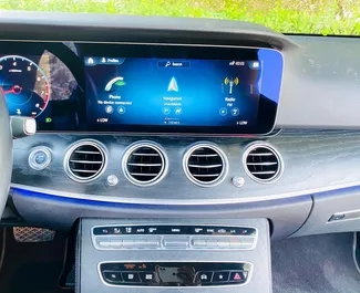 Interior de Mercedes-Benz E350 para alquilar en los EAU. Un gran coche de 5 plazas con transmisión Automático.