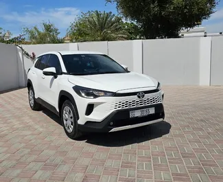 Framvy av en hyrbil Toyota Corolla Cross i Dubai, Förenade Arabemiraten ✓ Bil #13674. ✓ Växellåda Automatisk TM ✓ 0 recensioner.