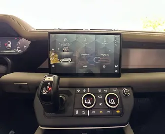 Land Rover Defender 2024 disponible para alquilar en Dubai, con límite de millaje de ilimitado.