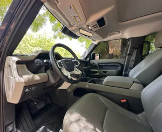 Land Rover Defender 2024 con sistema de Tracción en las cuatro ruedas, disponible en Dubai.