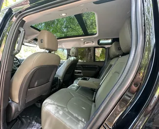 Interior de Land Rover Defender para alquilar en los EAU. Un gran coche de 5 plazas con transmisión Automático.