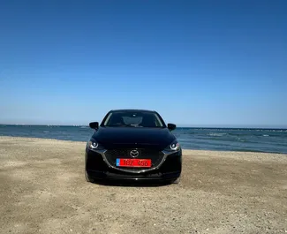 Frontvisning av en leiebil Mazda 2 i Larnaca, Kypros ✓ Bil #13250. ✓ Automatisk TM ✓ 0 anmeldelser.