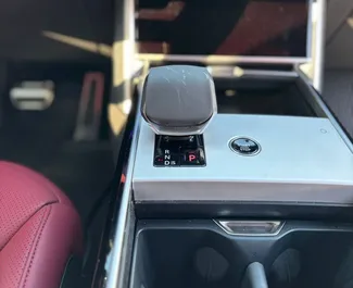 Interiér Land Rover Range Rover k pronájmu v SAE. Skvělé auto s 5 sedadly a převodovkou Automatické.