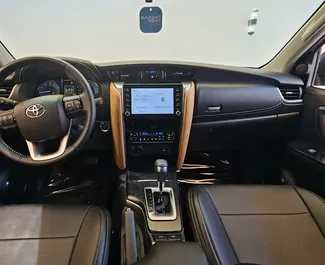 Framvy av en hyrbil Toyota Corolla Cross i Dubai, Förenade Arabemiraten ✓ Bil #13675. ✓ Växellåda Automatisk TM ✓ 0 recensioner.