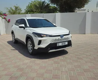 Biluthyrning av Toyota Corolla Cross 2025 i i Förenade Arabemiraten, med funktioner som ✓ Bensin bränsle och 196 hästkrafter ➤ Från 67 AED per dag.