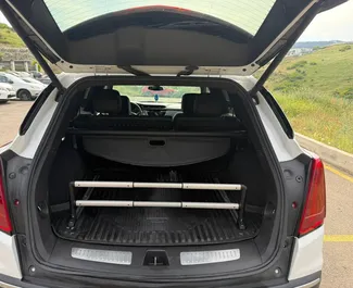A Cadillac XT4 beltere bérlésre Grúziában. Nagyszerű 7-üléses autó Automatikus váltóval.