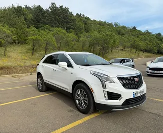 Cadillac XT4 bérlése. Kényelmes, Prémium típusú autó bérlése Grúziában ✓ Letét nélkül ✓ Biztosítási opciók: TPL, SCDW, Utasok, Nincs befizetés.