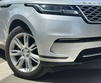 Interiér Land Rover Range Rover Velar k pronájmu ve Španělsku. Skvělé auto s 5 sedadly a převodovkou Automatické.