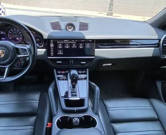 Porsche Cayenne 2020 tilgjengelig for leie i Alicante, med 200 km/dag kilometergrense.