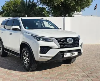 Bilutleie av Toyota Fortuner 2024 i i De Forente Arabiske Emirater, inkluderer ✓ Bensin drivstoff og 166 hestekrefter ➤ Starter fra 107 AED per dag.
