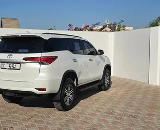 Frontvisning av en leiebil Toyota Fortuner i Dubai, De Forente Arabiske Emirater ✓ Bil #11627. ✓ Automatisk TM ✓ 0 anmeldelser.