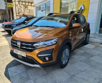 租赁 Dacia Sandero 的正面视图，在查尼亚, 希腊 ✓ 汽车编号 #9547。✓ Automatic 变速箱 ✓ 0 评论。