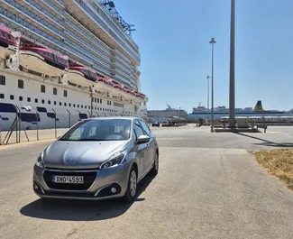 Frontvisning av en leiebil Peugeot 208 i Chania, Hellas ✓ Bil #9544. ✓ Manuell TM ✓ 0 anmeldelser.