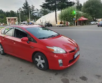 Přední pohled na pronájem Toyota Prius v Kutaisi, Georgia ✓ Auto č. 14395. ✓ Převodovka Automatické TM ✓ Recenze 0.