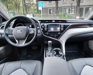 조지아에서에서 대여 가능한 Toyota Camry의 인테리어. 자동 변속기가 장착된 멋진 5인승 차량입니다.
