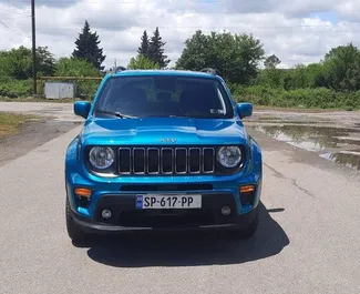 Vista frontal de un Jeep Renegade de alquiler en Kutaisi, Georgia ✓ Coche n.º 14384. ✓ Automático TM ✓ 4 opiniones.