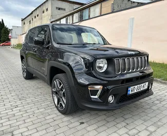 Орендуйте Jeep Renegade 2021 в Грузії. Паливо: Бензин. Потужність: 120 к.с. ➤ Вартість від 140 GEL за добу.