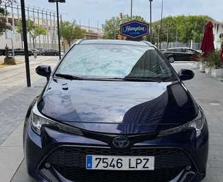 Sprednji pogled najetega avtomobila Toyota Corolla Touring Sports v v Barceloni, Španija ✓ Avtomobil #14381. ✓ Menjalnik Samodejno TM ✓ Mnenja 0.