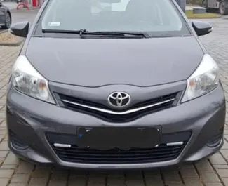Framvy av en hyrbil Toyota Yaris i Tirana, Albanien ✓ Bil #14302. ✓ Växellåda Manual TM ✓ 0 recensioner.