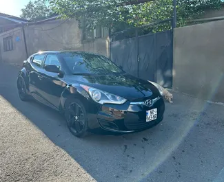 조지아에서에서 대여 가능한 Hyundai Veloster의 인테리어. 자동 변속기가 장착된 멋진 4인승 차량입니다.