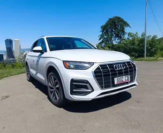 レンタルのAudi Q5の正面ビュー、トビリシにて, グルジア ✓ 車両番号#14162。✓ 自動トランスミッション ✓ 0のレビュー。