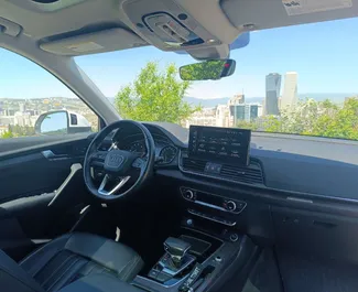 グルジアにてでのAudi Q5 2021カーレンタル、特徴は✓ガソリン燃料と249馬力 ➤ 1日あたり170 GELからスタート。