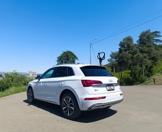 トビリシにてでのレンタル用Audi Q5 2021のガソリン 2.0Lエンジン。