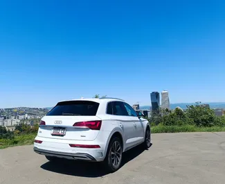 グルジアにてでレンタル可能なAudi Q5の内装。5人乗りで、自動トランスミッション付きの素晴らしい車です。