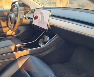 تأجير سيارة Tesla Model 3 2021 في في إسبانيا، تتميز بـ ✓ وقود الكهرباء وقوة 225 حصان ➤ بدءًا من 50 EUR يوميًا.