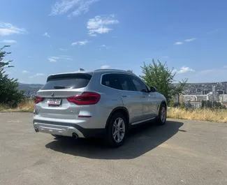 Notranjost BMW X3 za najem v v Gruziji. Odličen avtomobil s 5 sedeži in Samodejno menjalnikom.