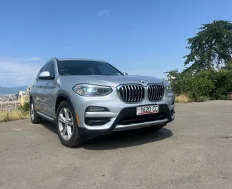 Sprednji pogled najetega avtomobila BMW X3 v v Tbilisiju, Georgia ✓ Avtomobil #14300. ✓ Menjalnik Samodejno TM ✓ Mnenja 0.
