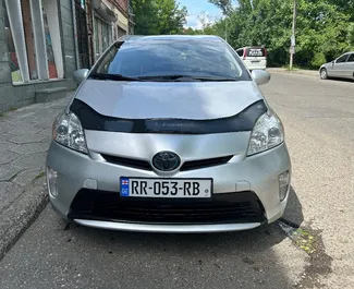 Frontvisning av en leiebil Toyota Prius i Kutaisi, Georgia ✓ Bil #14394. ✓ Automatisk TM ✓ 0 anmeldelser.