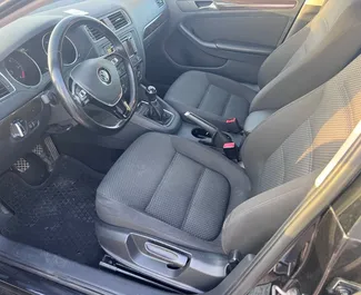 Volkswagen Jetta 2017 auton vuokraus Bulgariassa, sisältää ✓ Bensiini polttoaineen ja 150 hevosvoimaa ➤ Alkaen 12 EUR päivässä.